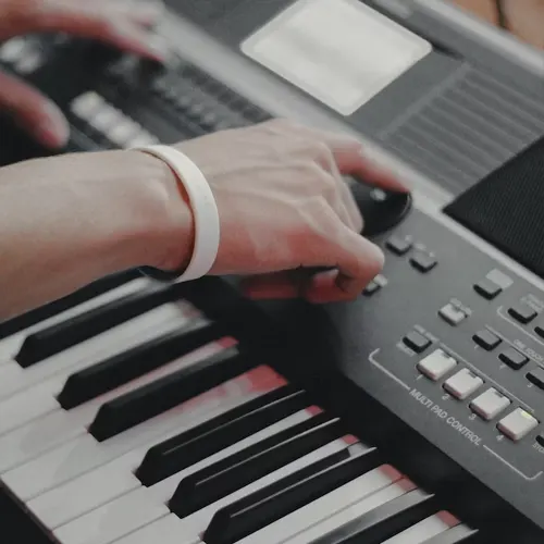 keyboard keys are lighter than digital piano